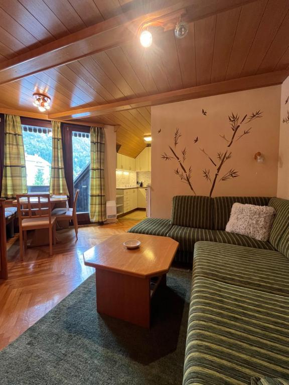 uma sala de estar com um sofá e uma mesa em Little King - Feel like at home em Kranjska Gora