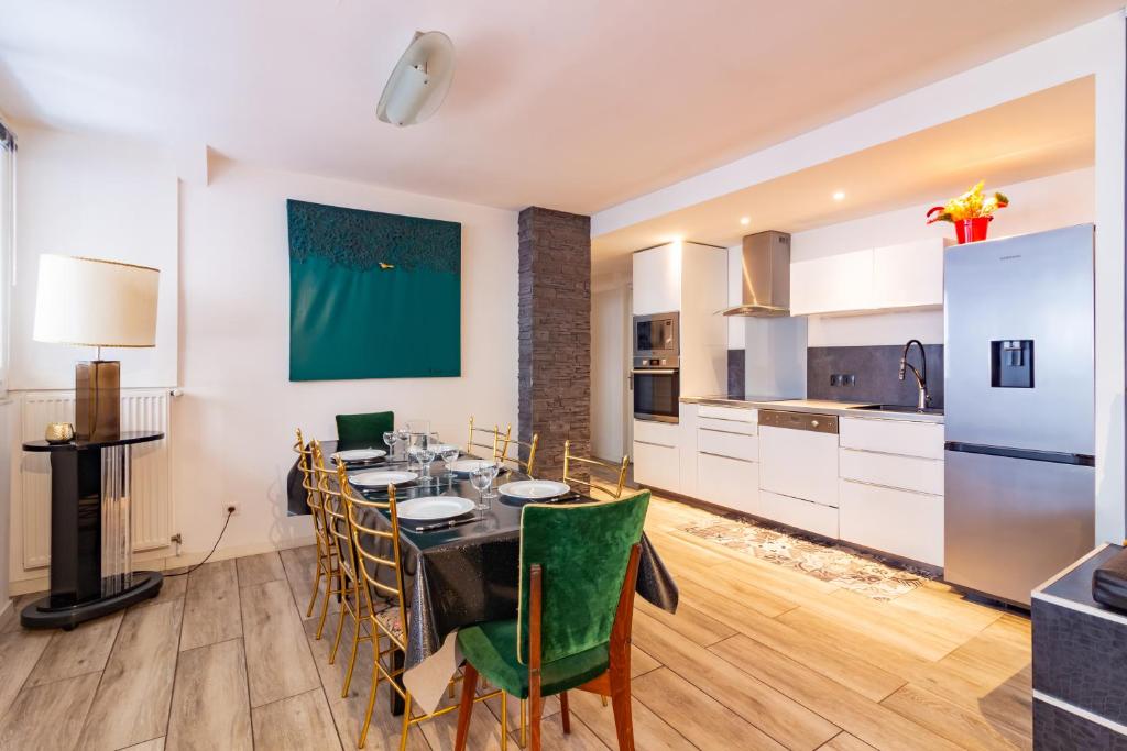 une cuisine et une salle à manger avec une table et des chaises dans l'établissement Appartement T4 central quartier Saint-Georges -Le Picomax-, à Toulouse