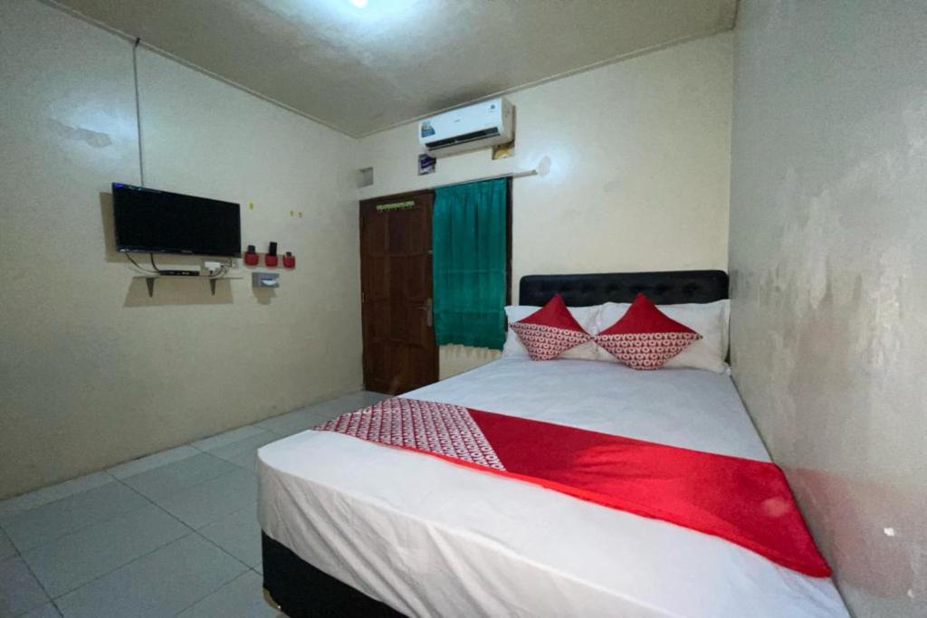 Tempat tidur dalam kamar di OYO 91920 Pondok'ku Inn