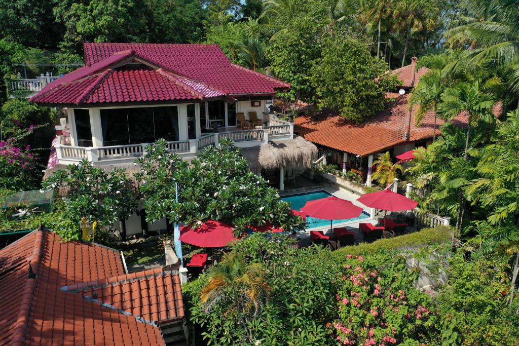una vista aérea de un complejo con piscina en Tempat Senang Spa Resort & Restaurant en Sekupang