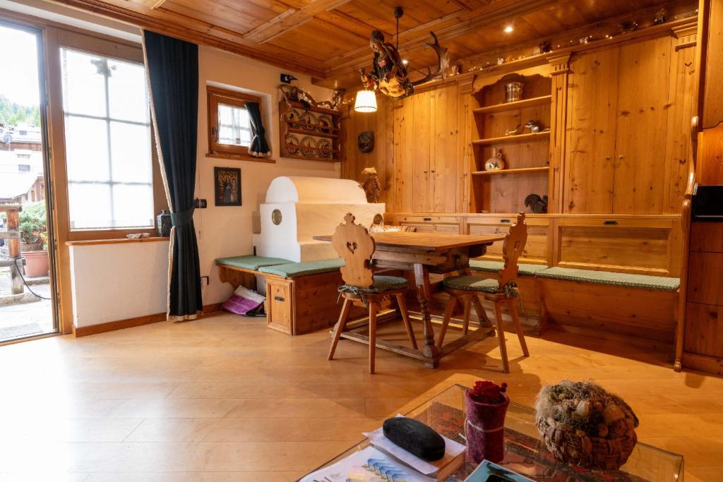 eine Küche mit einem Tisch und Stühlen im Zimmer in der Unterkunft Casa Lacedel 1, on ski slopes in Cortina d'Ampezzo