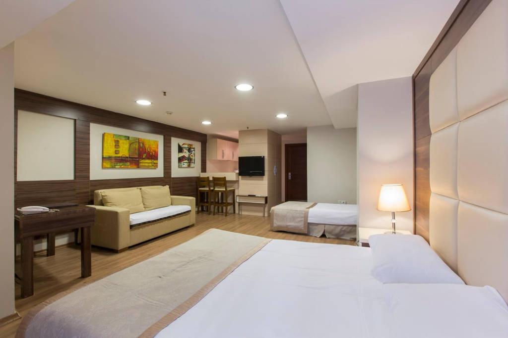 Derpa Hotel في إسطنبول: غرفة نوم مع سرير وغرفة معيشة
