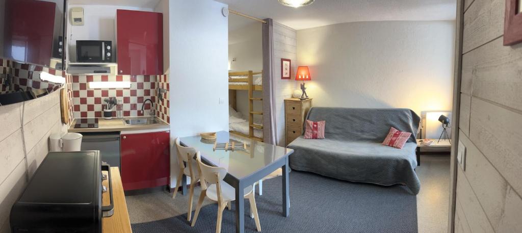 un petit salon avec une table et un canapé dans l'établissement Appartement St Francois Longchamp., à Saint-François-Longchamp