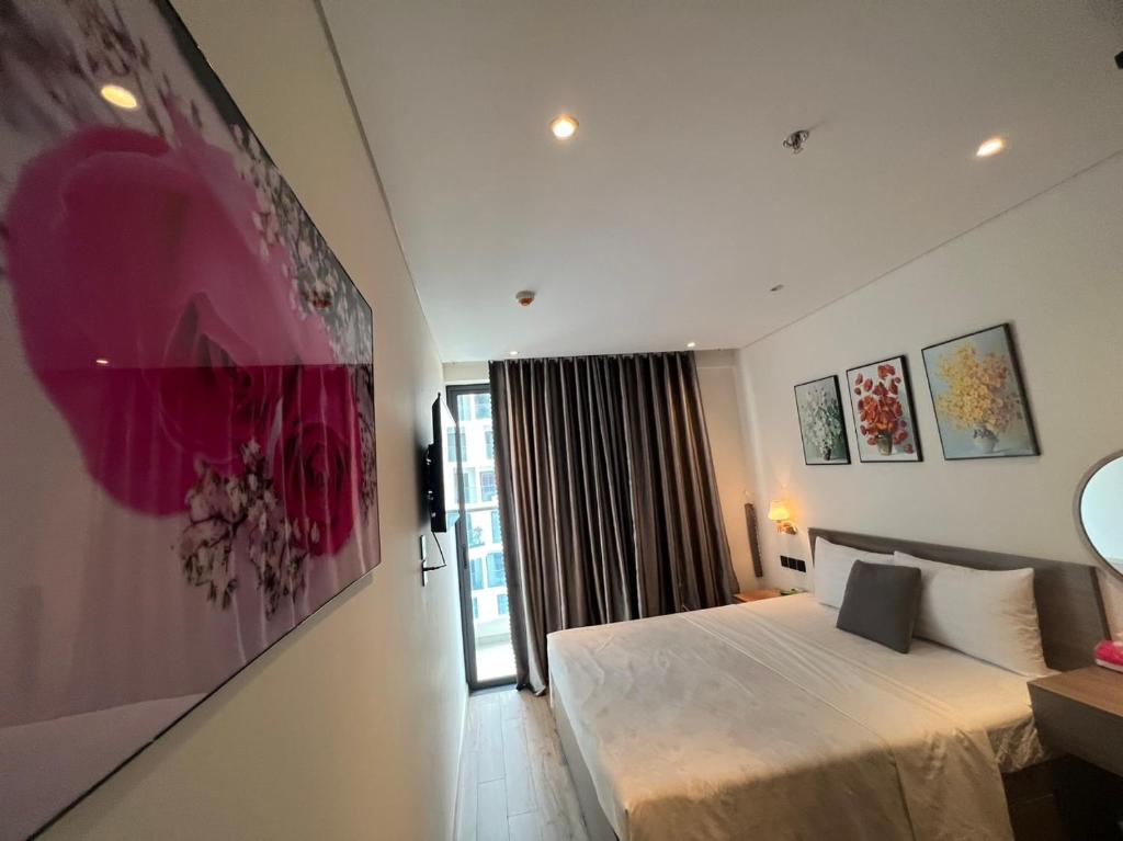 um quarto com uma cama e uma grande pintura na parede em Apec Mandala Phú Yên em Tuy Hoa