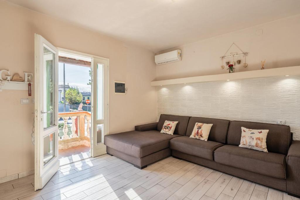 - un salon avec un canapé et une fenêtre dans l'établissement Appartamento Casa del Moro, à Cantagrillo