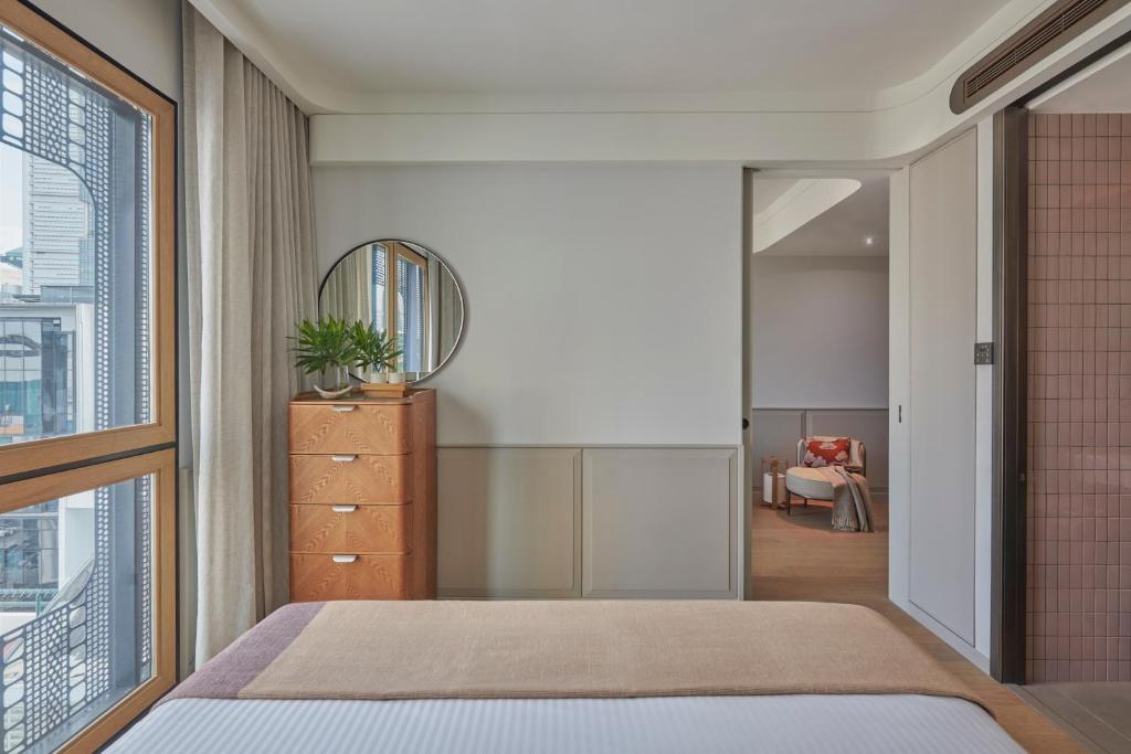 Postel nebo postele na pokoji v ubytování 21 Carpenter, Singapore, a Member of Design Hotels
