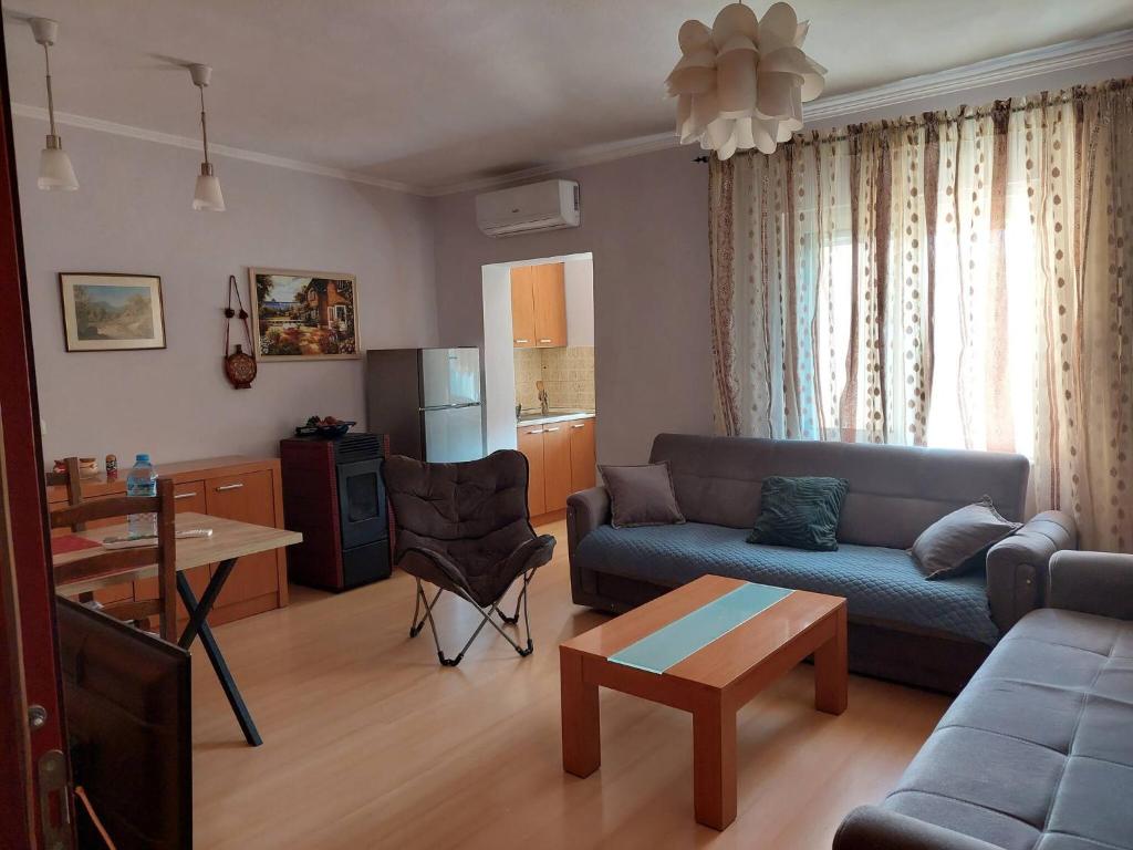 sala de estar con sofá y mesa en Lovely 11 Rental Ap In Myslym Shyri Tirana, en Tirana