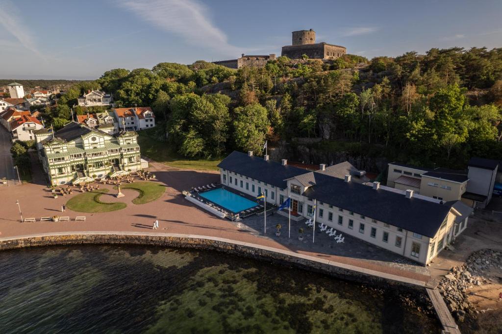 eine Luftansicht eines Gebäudes neben dem Wasser in der Unterkunft Marstrands Kurhotell in Marstrand