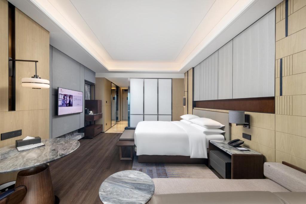 Postel nebo postele na pokoji v ubytování Zhuhai Marriott Hotel Jinwan
