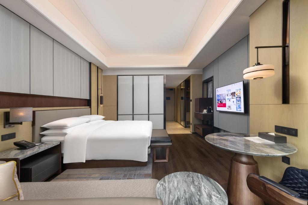 Postel nebo postele na pokoji v ubytování Zhuhai Marriott Hotel Jinwan