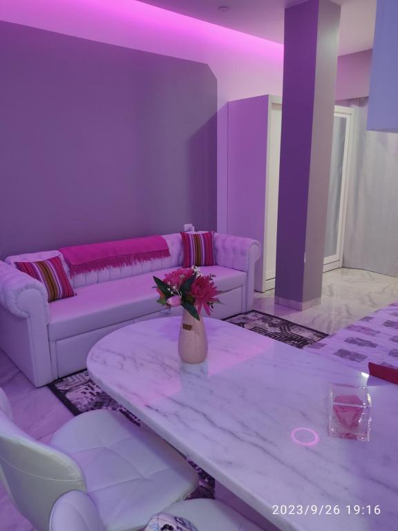 uma sala de estar com uma mesa branca e um sofá em OpenSpace 50 mq con Giardino em Sharm el Sheikh