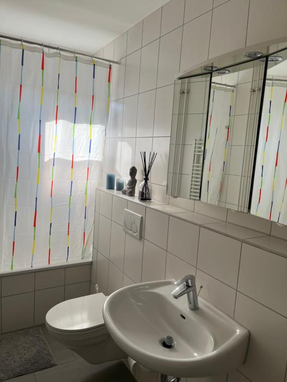 y baño con lavabo, aseo y espejos. en Lorraine en Berna