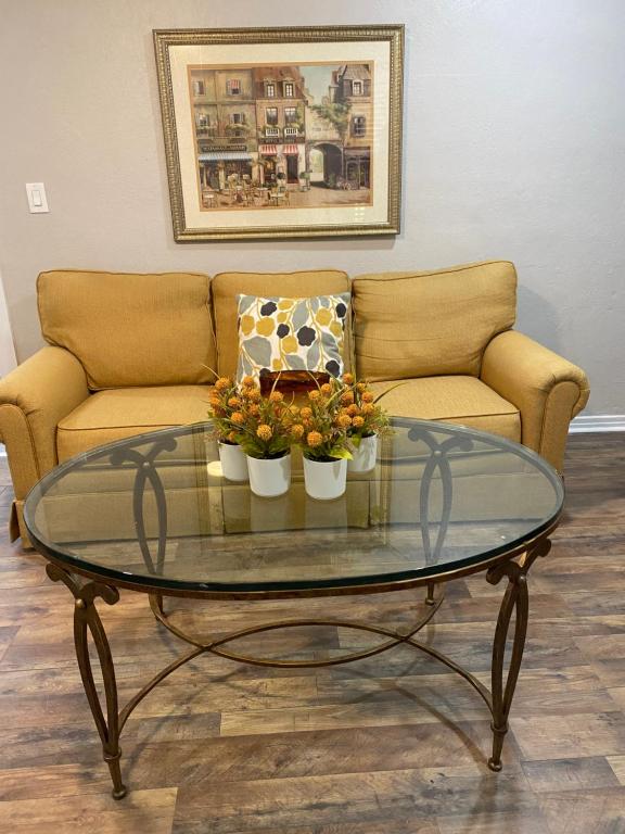 uma sala de estar com um sofá e uma mesa de café em vidro em Charming City Bungalow em Jacksonville