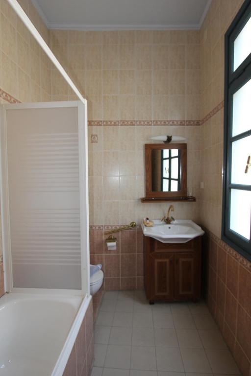 bagno con vasca, doccia e lavandino di Polyxenia Hotel a Nauplia