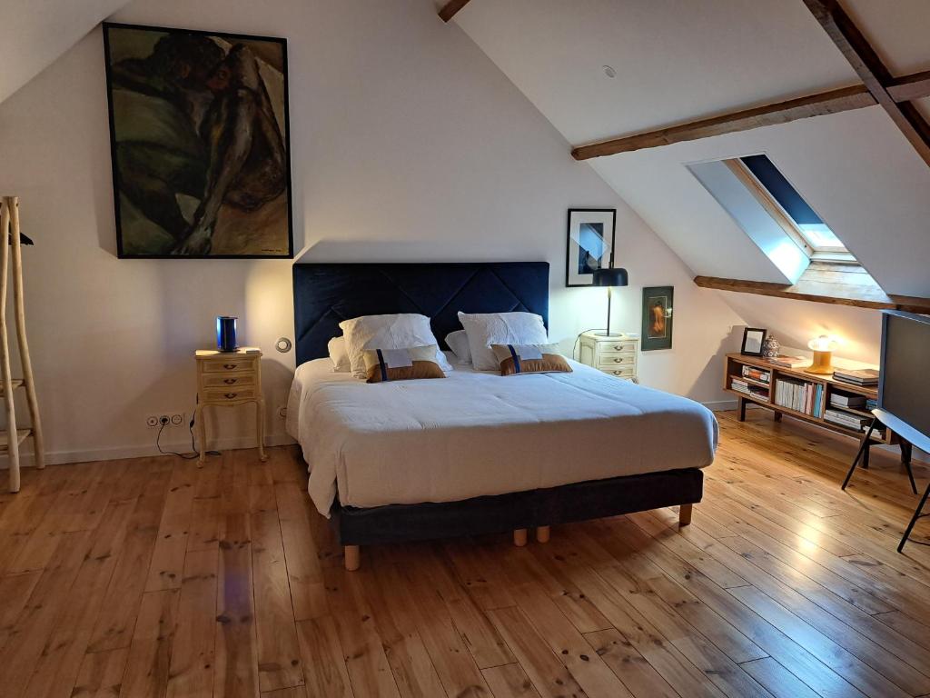 1 dormitorio con 1 cama grande y TV en Wanatan Chambre d'hôtes, en Penmarch
