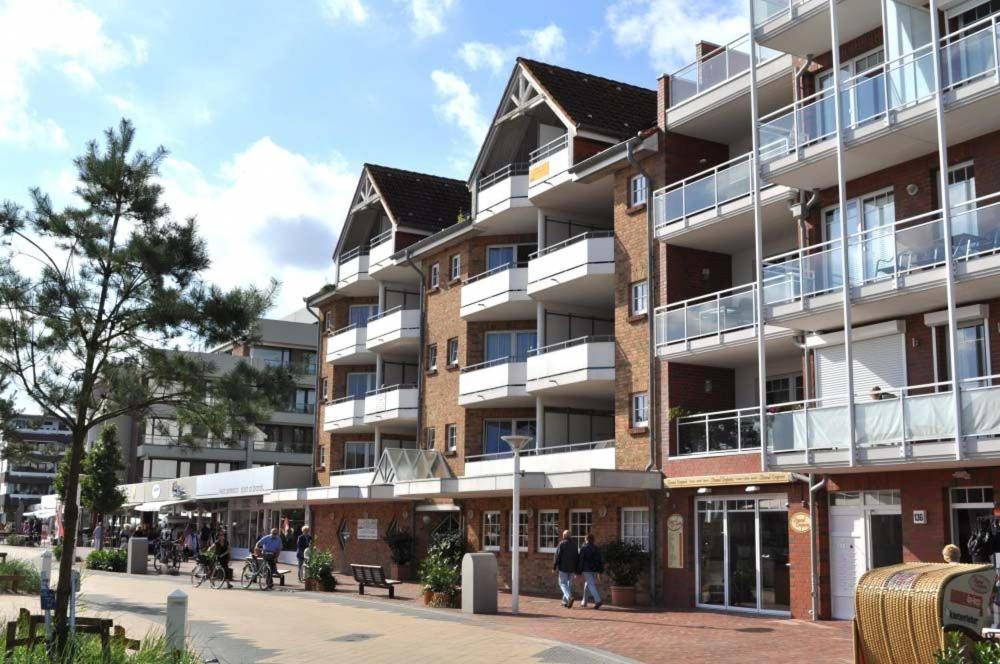 沙博伊茨Residenz Ostseestrand Ferienwohnung Nr 15 Meerblick的一座高楼，前面有人行走