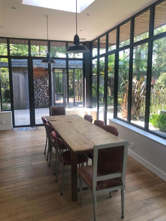 バルヌヴィル・カルトゥレにあるMon Plaisir de Carteretの木製のテーブルと椅子のあるダイニングルーム