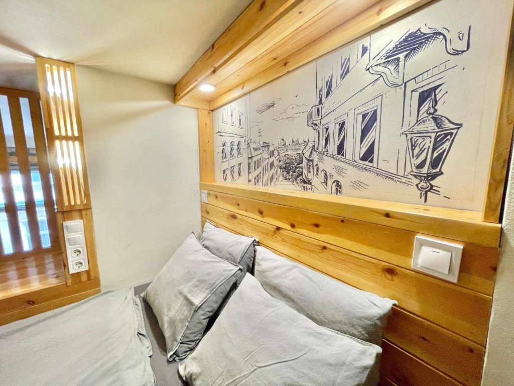 Ce lit se trouve dans un dortoir doté d'un dessin mural. dans l'établissement Lavender Circus Hand Drawn Apartments, à Budapest