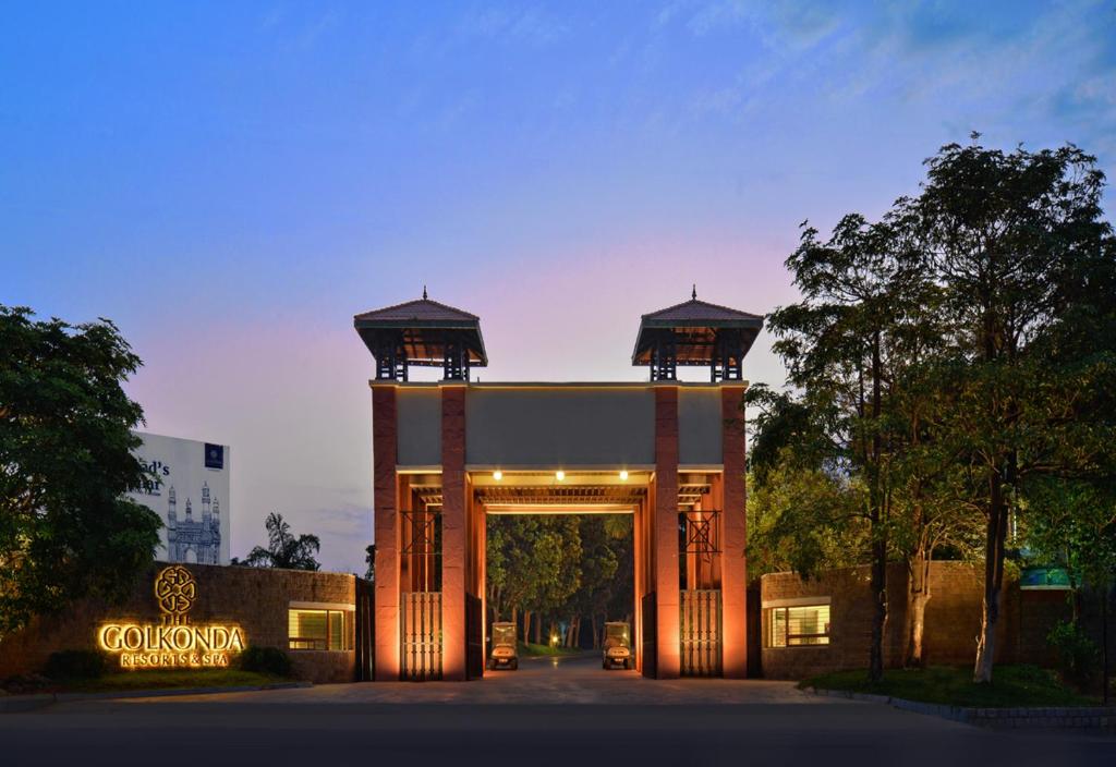 ハイデラバードにあるThe Golkonda Resort and Spaの門付きの建物の大入口