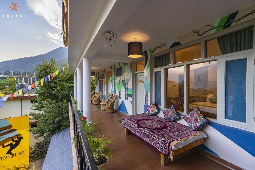 Nespecifikovaný výhled na hory nebo výhled na hory při pohledu z hostelu