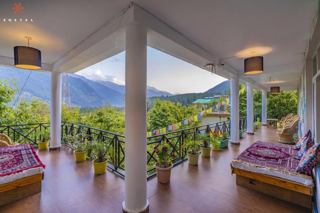 Nespecifikovaný výhled na hory nebo výhled na hory při pohledu z hostelu