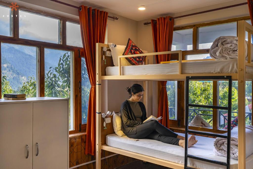 Postel nebo postele na pokoji v ubytování Zostel Old Manali