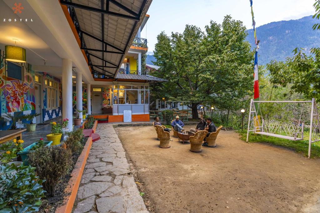Nespecifikovaný výhled na hory nebo výhled na hory při pohledu z hostelu
