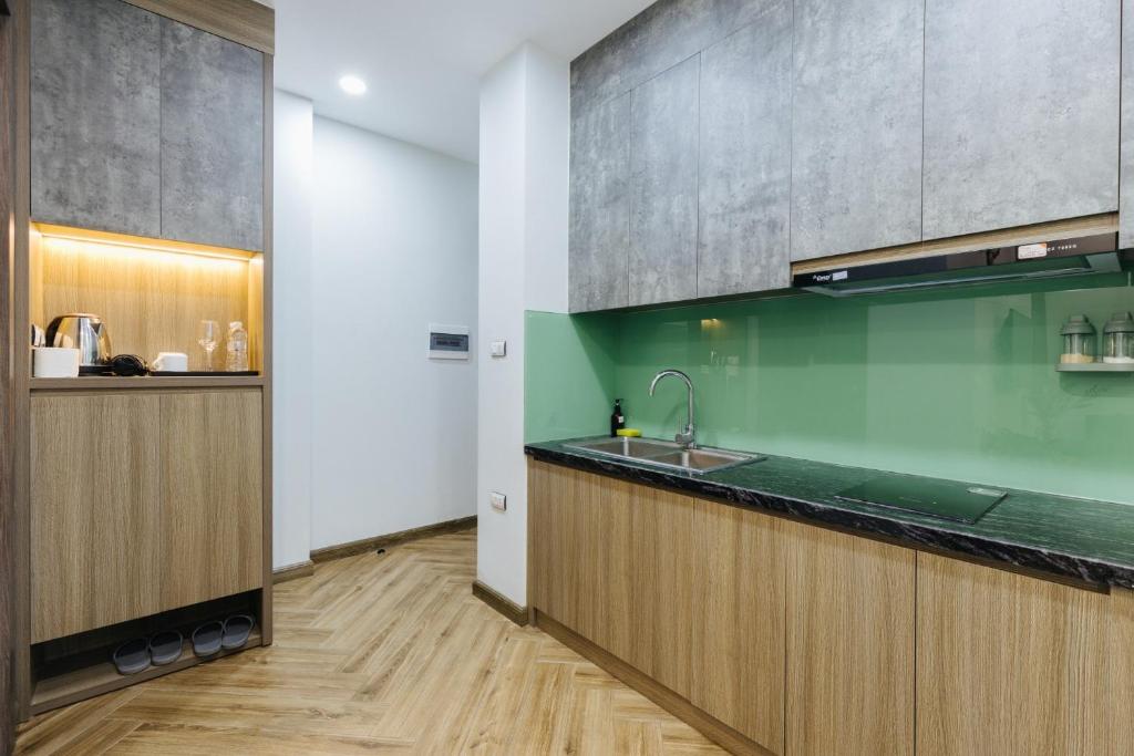 Kuchyň nebo kuchyňský kout v ubytování Westlake Emerald Suites