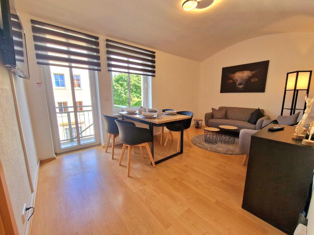 ein Wohnzimmer mit einem Tisch und einem Sofa in der Unterkunft Ferienwohnung Chemnitz Zentrum mit Stellplatz Frühstück möglich in Chemnitz