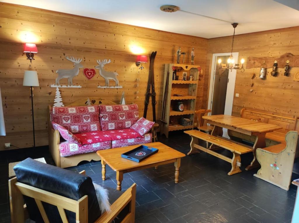 a living room with a couch and a table at Appartement Morzine 1000 - 6 pers in Morzine