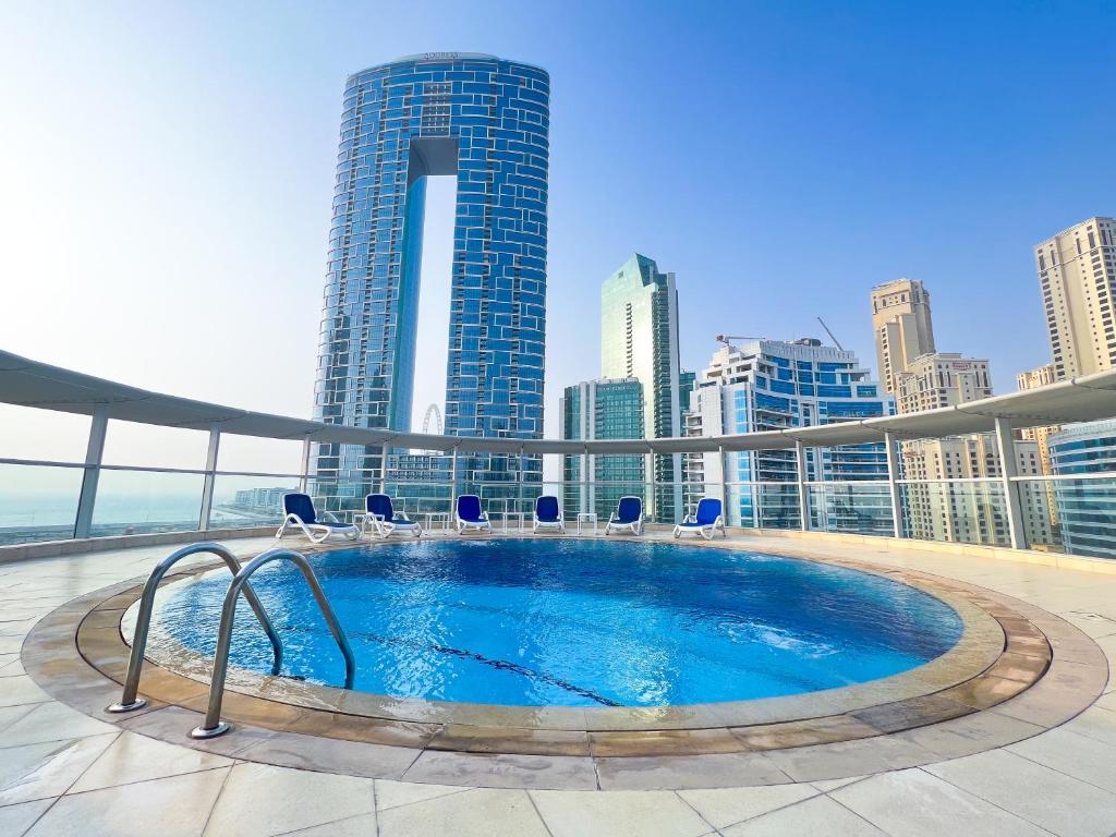 Bazén v ubytování Luxury One Bedroom Apartment - Fully Furnished in Dubai Marina nebo v jeho okolí
