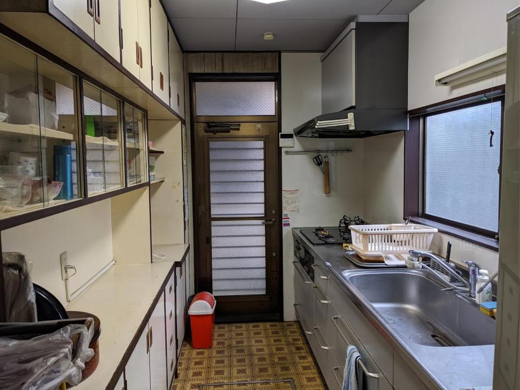 a small kitchen with a sink and a window at 小江戸川越ハウス in Kawagoe