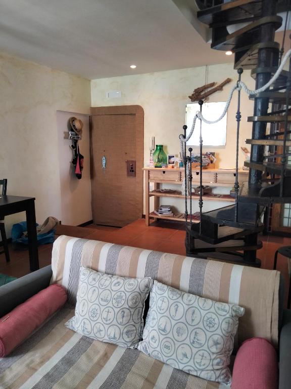 salon z kanapą z poduszkami w obiekcie L'Azzurro e il Blu' w mieście Vietri sul Mare