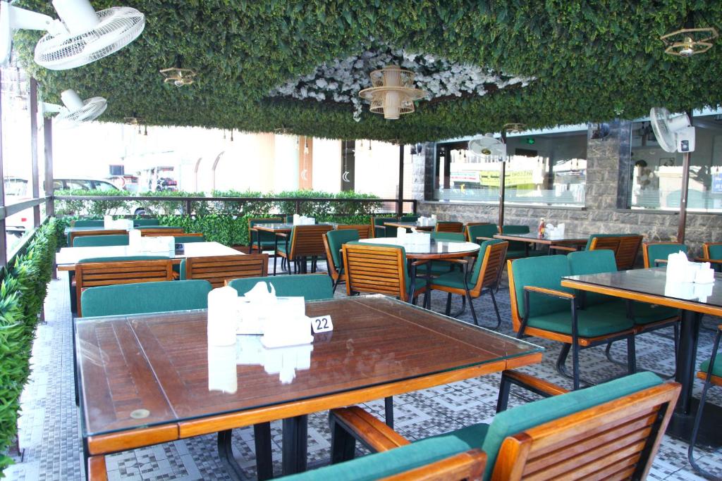Restaurace v ubytování Ruwi Hotel Apartments, Sharjah