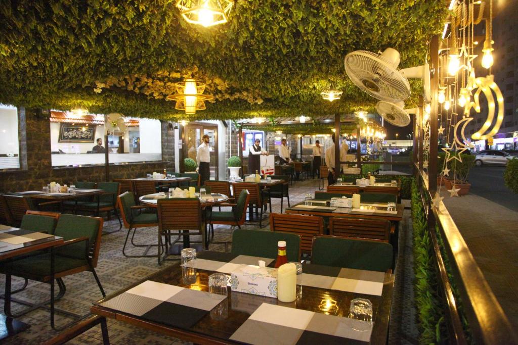 Restaurace v ubytování Ruwi Hotel Apartments, Sharjah