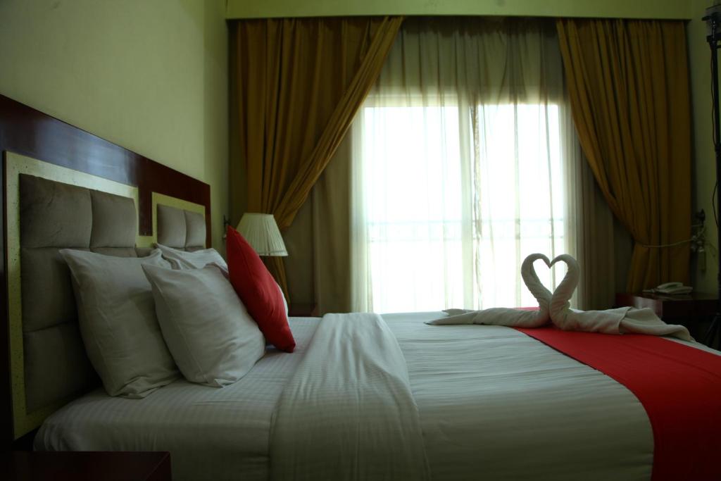 Postel nebo postele na pokoji v ubytování Ruwi Hotel Apartments, Sharjah