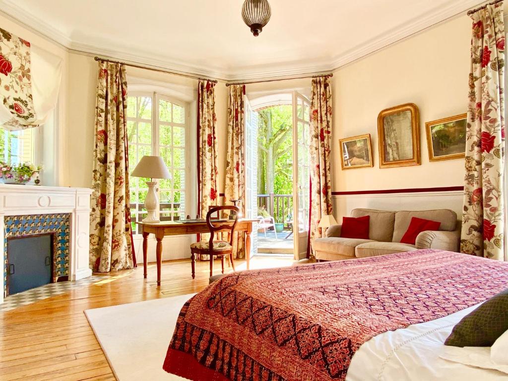 - une chambre avec un lit et un bureau dans l'établissement Villa du Châtelet, à Choisy-au-Bac