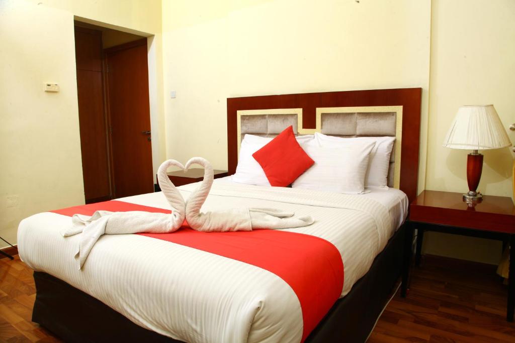 Postel nebo postele na pokoji v ubytování Ruwi Hotel Apartments, Sharjah