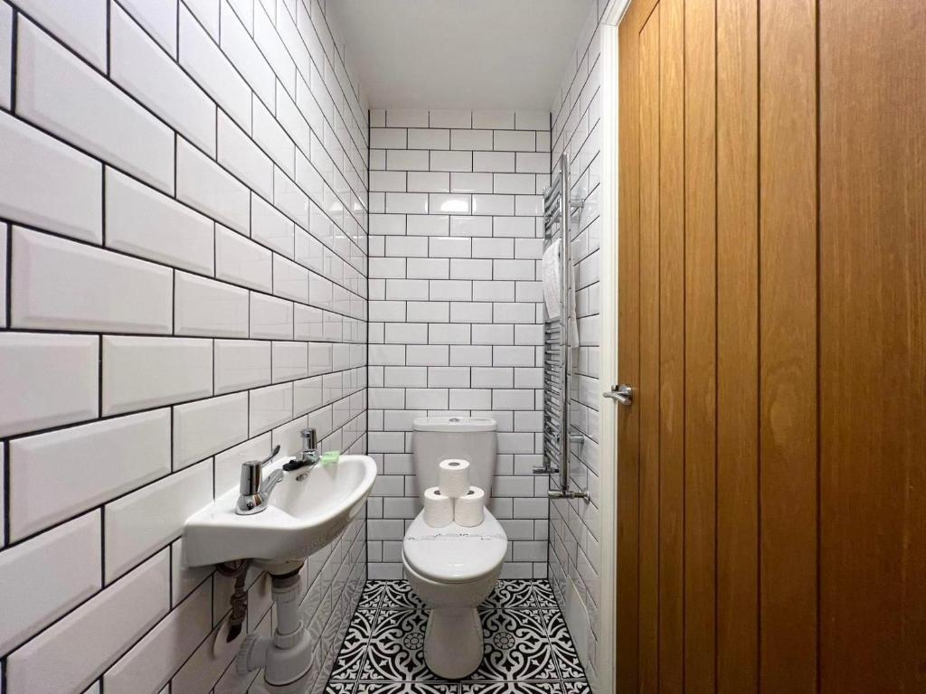 A bathroom at 208, The Kové, West Hill Road