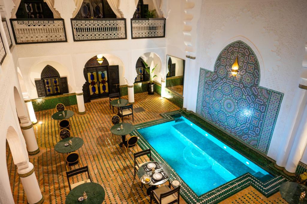 - une vue sur la piscine située dans un bâtiment dans l'établissement The Grand Riad and Spa, à Marrakech