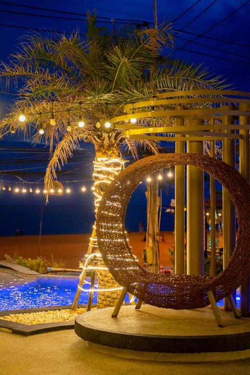 Bazén v ubytování Golden Jomtien Beach Hotel nebo v jeho okolí