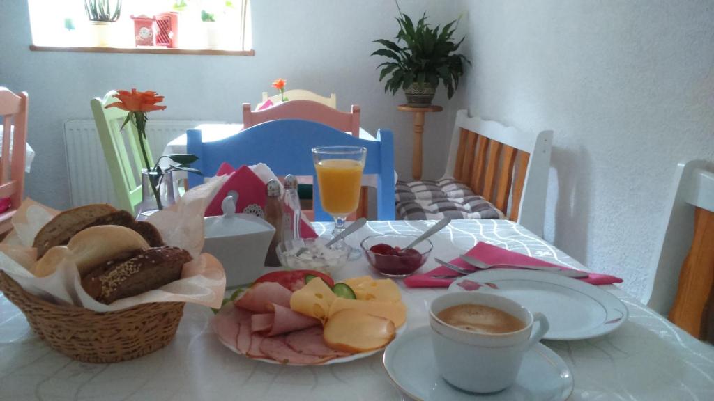 Jedlo v ubytovaní bed & breakfast alebo blízkom okolí