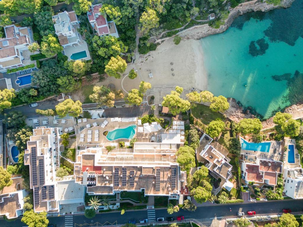 an aerial view of a mansion next to the beach at Hotel Cala Dor - Adults Only in Cala d´Or