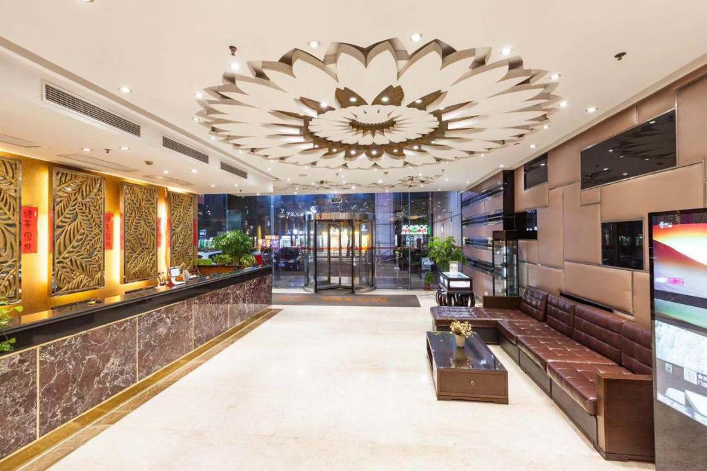 een lobby van een hotel met een grote kroonluchter bij Milo Hotel - Near Shanghai Hongqiao National Exhibition Center in Shanghai