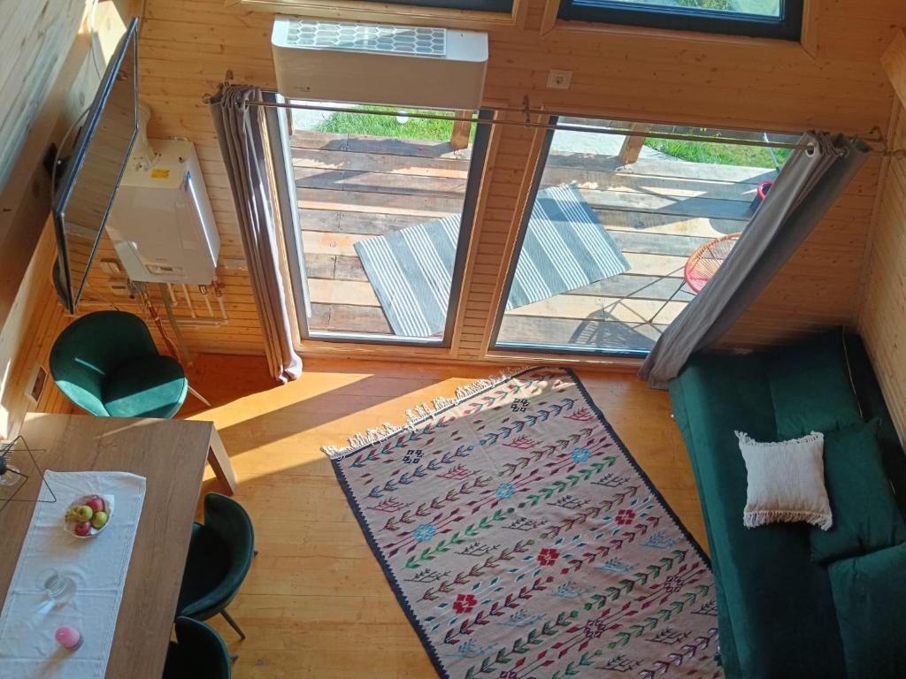 una vista aérea de una sala de estar con una gran ventana en CarpatinA Rustic House, en Runcu