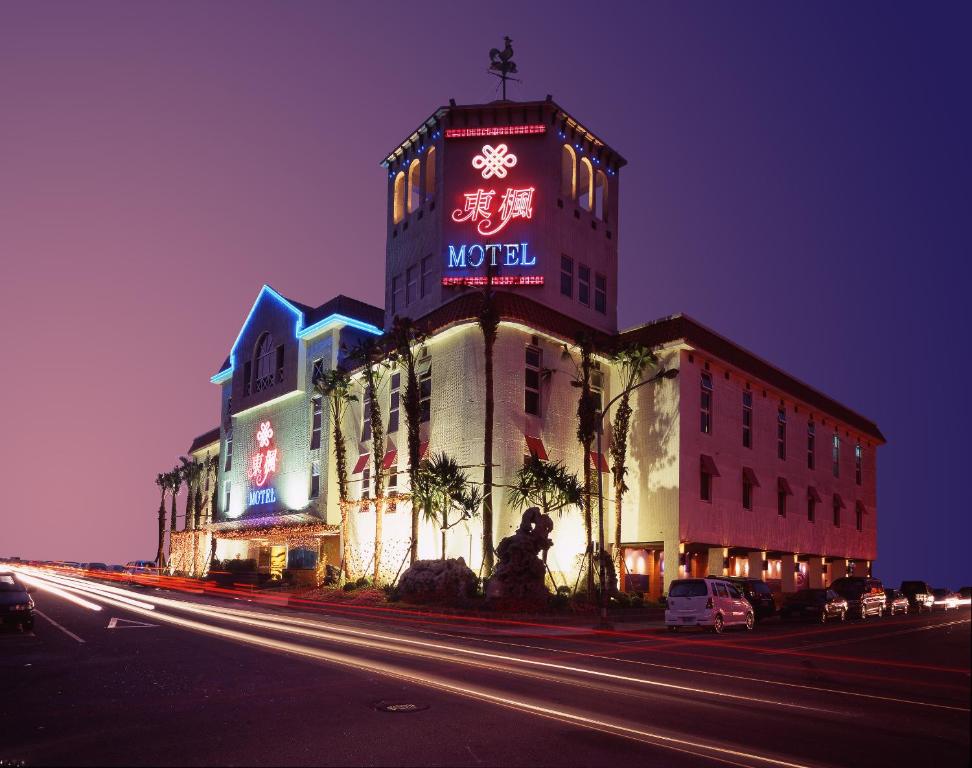 龜山區的住宿－東楓時尚旅館，楼边有 ⁇ 虹灯标志的酒店