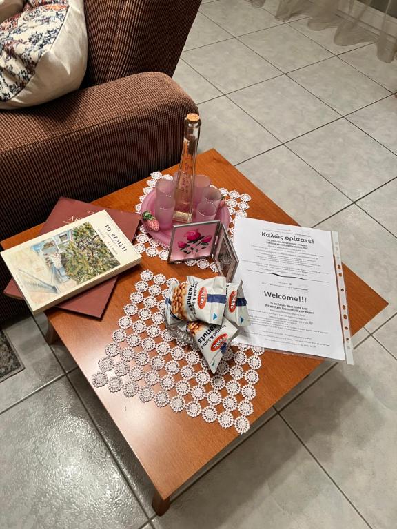 une table avec une bouteille au-dessus dans l'établissement Cozy place, à Kozani