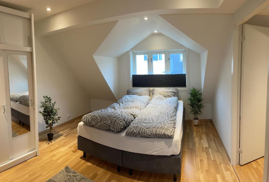 Postel nebo postele na pokoji v ubytování Modern apartment close to city centre