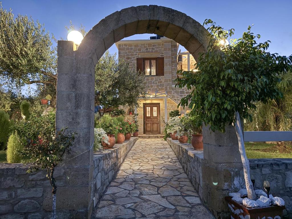 Ogród w obiekcie Private Pool with Sea & Mountain View ,Full Privacy - Villa Kyriaki