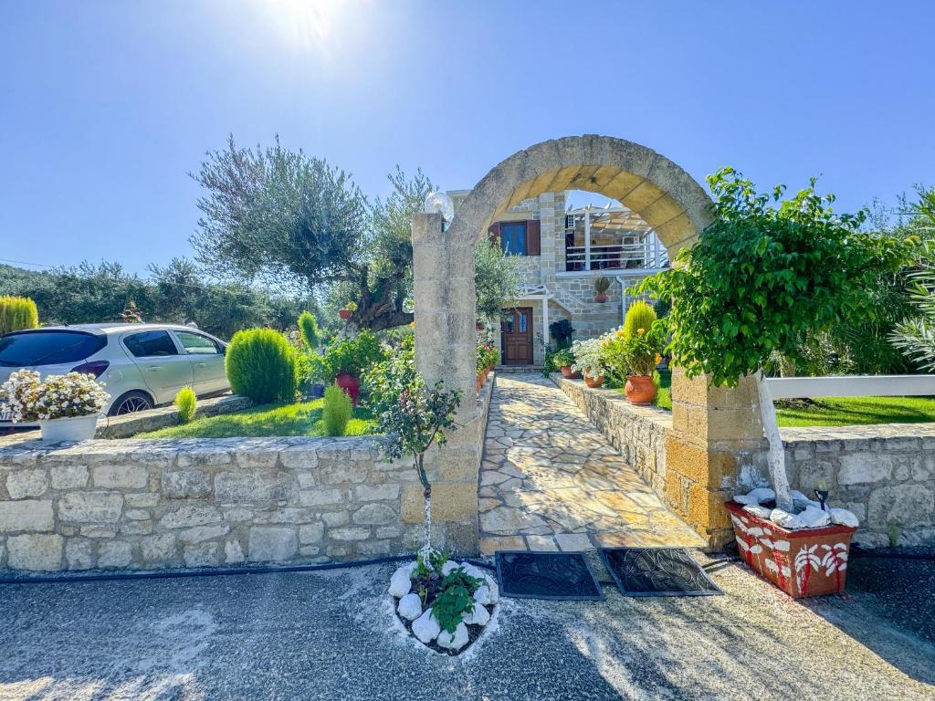 Ogród w obiekcie Private Pool with Sea & Mountain View ,Full Privacy - Villa Kyriaki